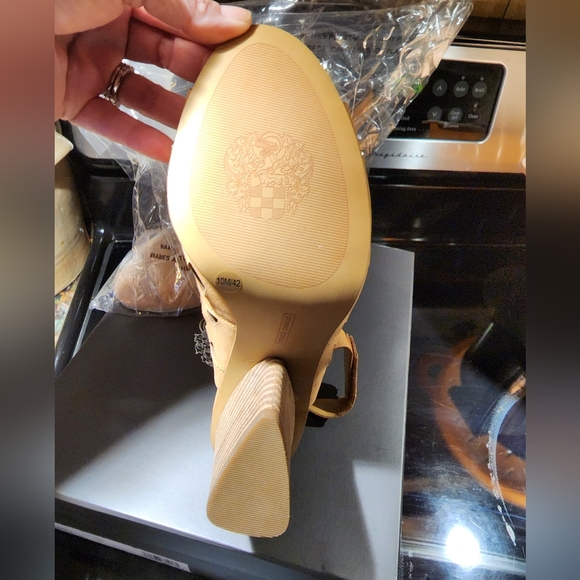 NEW Vince Camuto VC-Deverly Sandles Size 10M - Picture 3 of 6